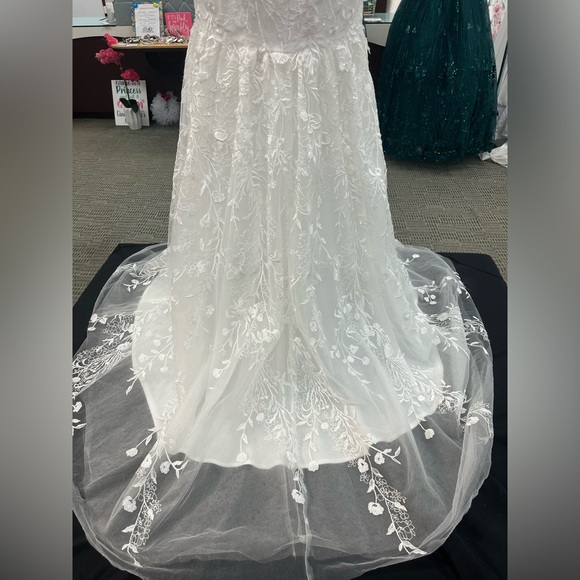 Dave and Johnny Fitted Lace Gown - Picture 6 of 7